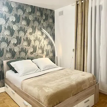 Proche Chateau De Avec Balcon Vu Sur Foret Et Parking Gratuit Apartament