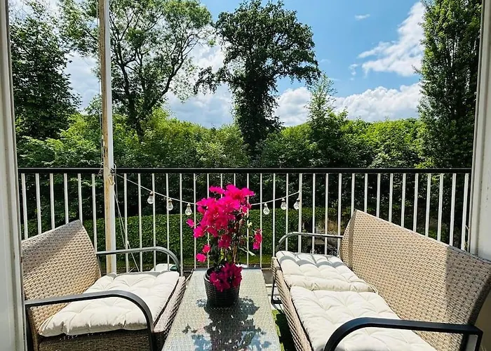 Appartement Proche Château De Avec Balcon Vu Sur Forêt Et Parking Gratuit Pour 5 Personnes Maximum *