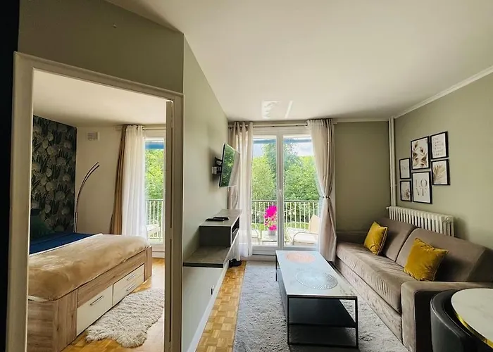 Proche Château De Avec Balcon Vu Sur Forêt Et Parking Gratuit Pour 5 Personnes Maximum * Versailles